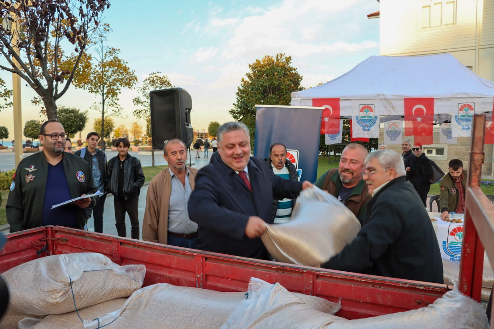 ÇİFTÇİLERE YERLİ BUĞDAY TOHUMU DAĞITILDI