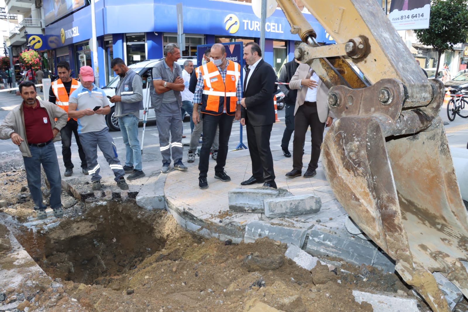 İSMET ACAR CADDESİNDE KANALİZASYON ÇALIŞMALARI BAŞLADI