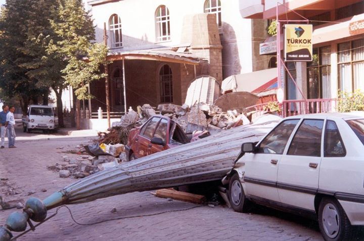 1999 YILI DEPREMİNDE ARABACILAR SOKAĞI