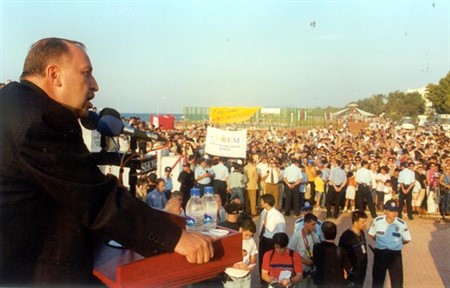 1999 YILINDA YAŞAR OKUYAN AÇILIŞTA GÖRÜLÜYOR