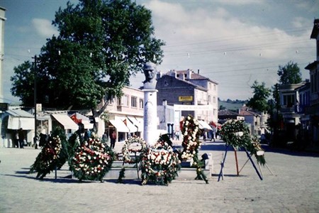 1961 YILINDA YALOVA CUMHURİYET MEYDANI