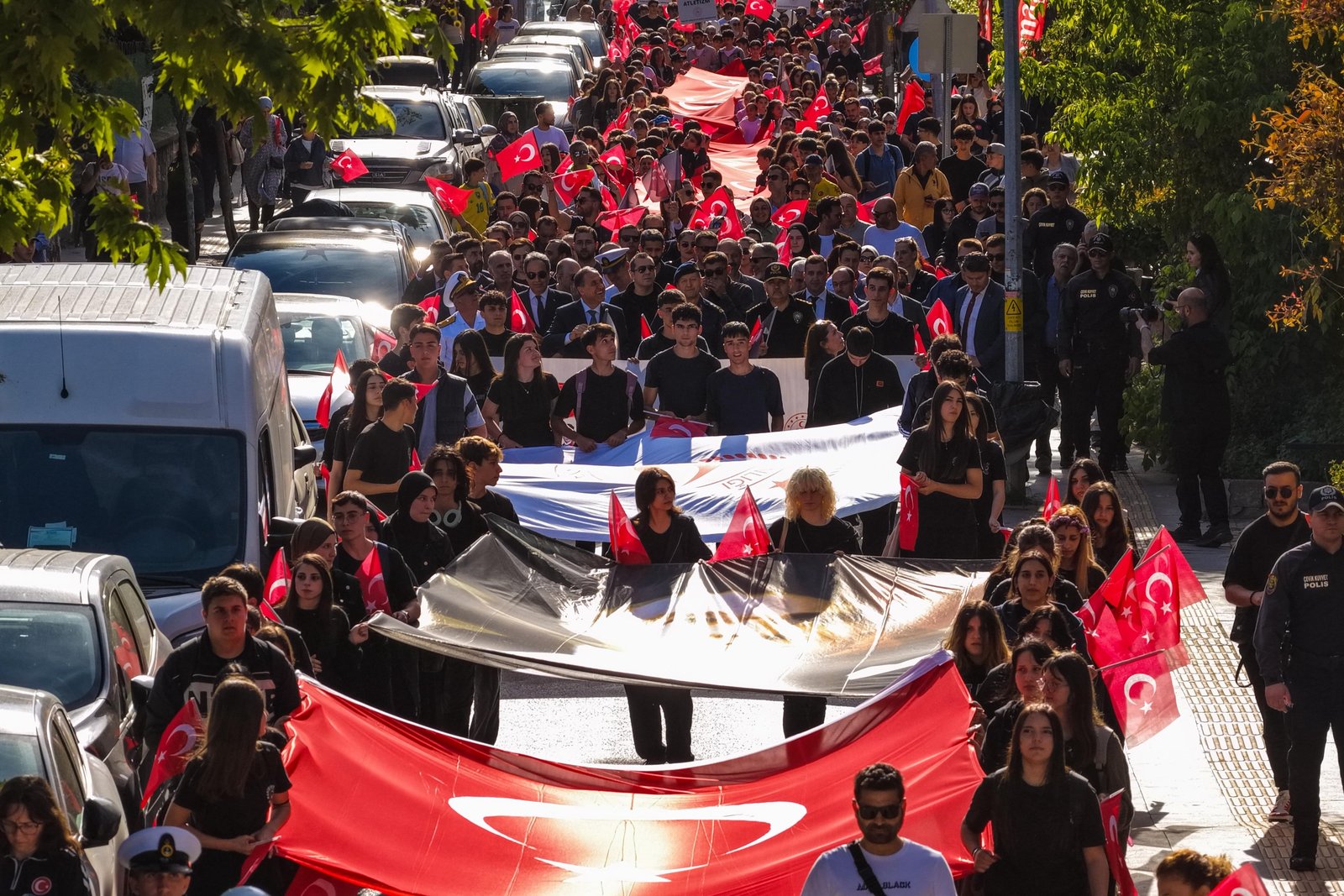 YALOVA'DA COŞKULU GENÇLİK YÜRÜYÜŞÜ