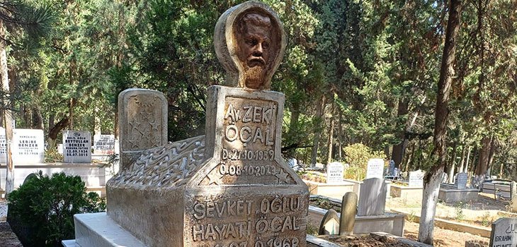 ÜNLÜ SANATÇIDAN ZEKİ ÖCAL'A ANIT MEZAR