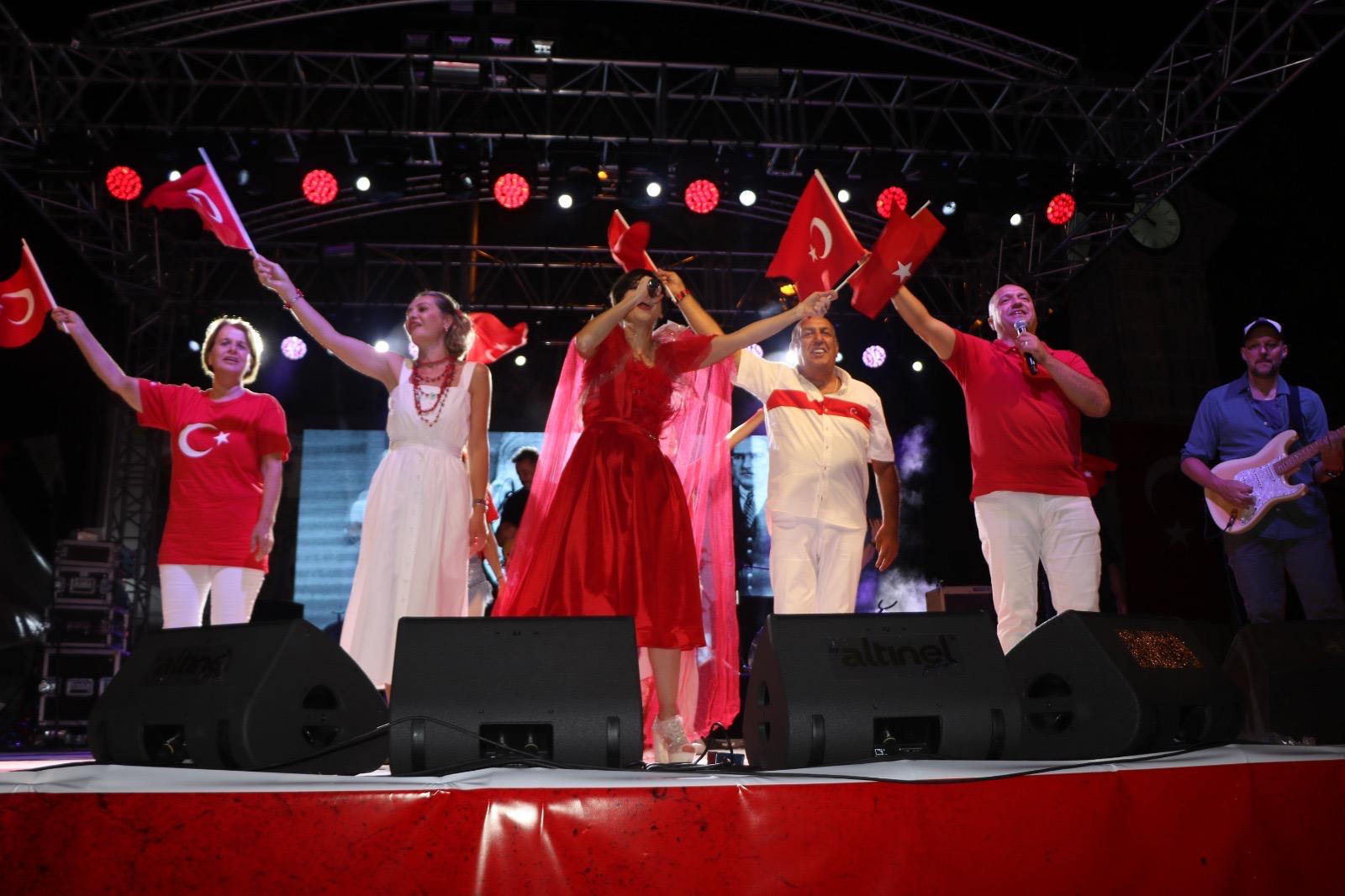 ÇINARCIK'DA ZAFER KONSERLERİ TAMAMLANDI