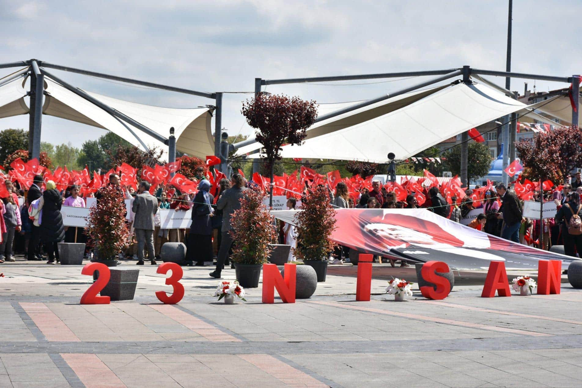 YALOVA'DA 23 NİSAN TÖRENLERLE KUTLANDI