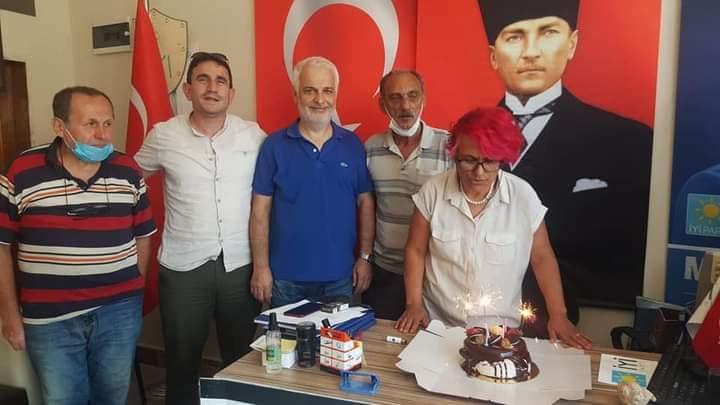 İYİ PARTİ'DE SÜRPRİZ DOĞUM GÜNÜ