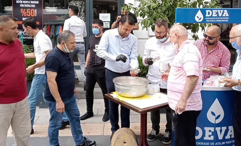 DEVA PARTİSİ YALOVA'DA AŞURE DAĞITTI