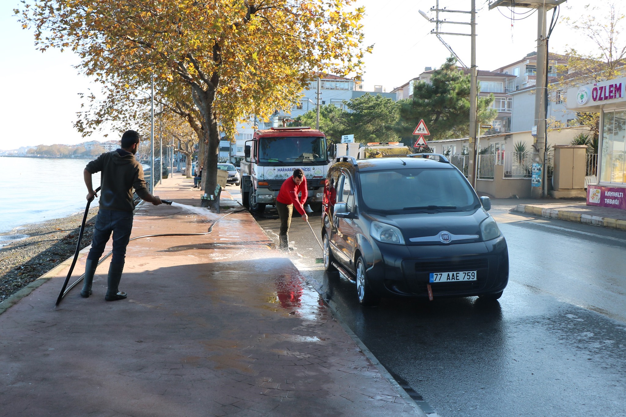 ÇINARCIK'DA CADDE VE SOKAKLAR YIKANDI