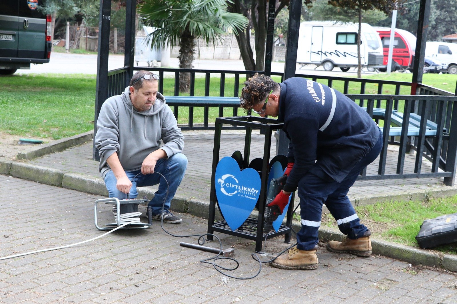 ÇİFTLİKKÖY'E YENİ KENT MOBİLYALARI  