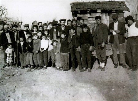 1954 YILINDA ŞENKÖY KÖY MEYDANINDA KÖYLÜLER