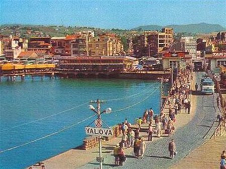 1970 YILINDA YALOVA İSKELESİNDE BEKLEYEN YOLCULAR