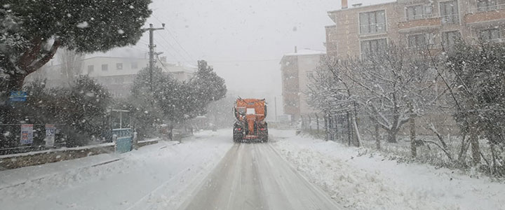 ARMUTLU'DA  YOĞUN KAR ULAŞIMI ETKİLEDİ