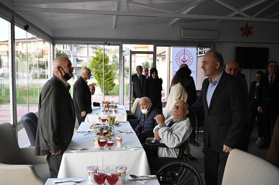 VALİ EROL'DAN HUZUR EVİNDE İFTAR 