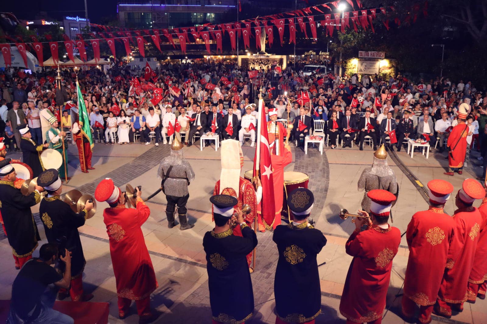 YALOVA'DA 15 TEMMUZ ANMA GECESİ YAPILDI