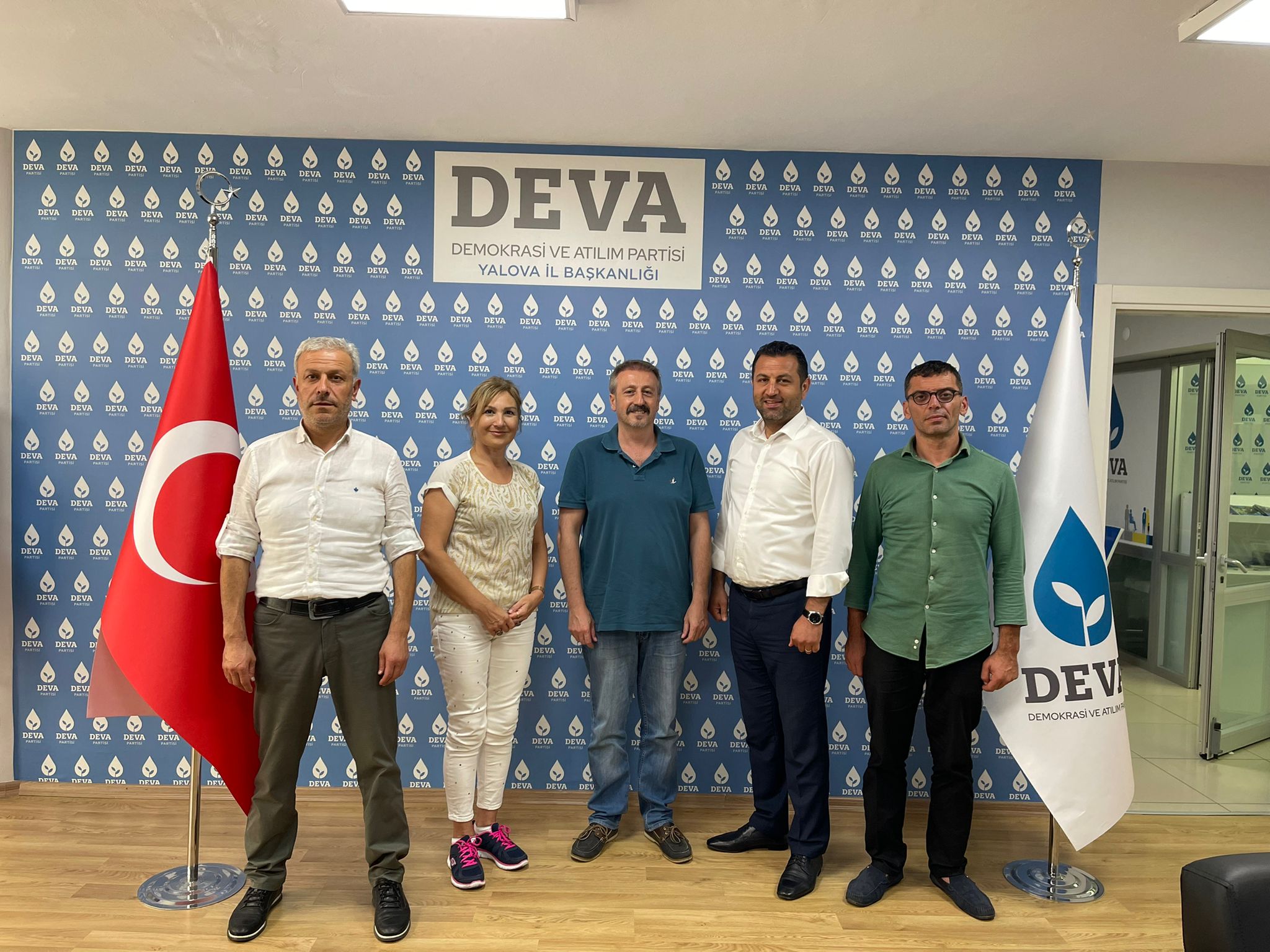 DEVA PARTİSİNE SANATÇILARDAN ZİYARET