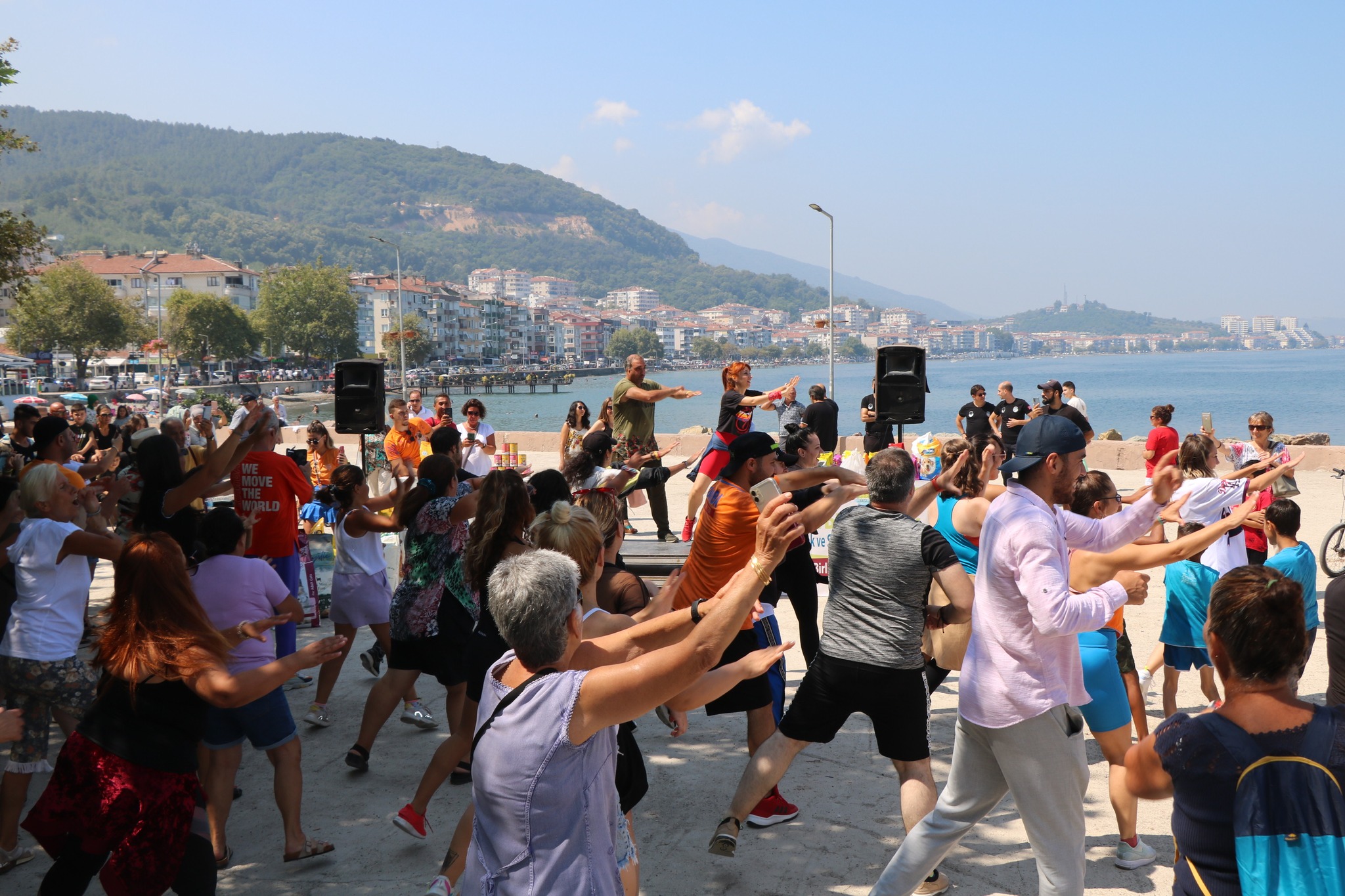 ÇINARCIK'DA SOKAK HAYVANLARI İÇİN ZUMBA