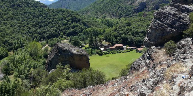 EŞİNİ BU KAYALIKTAN İTEREK ÖLDÜRMÜŞ