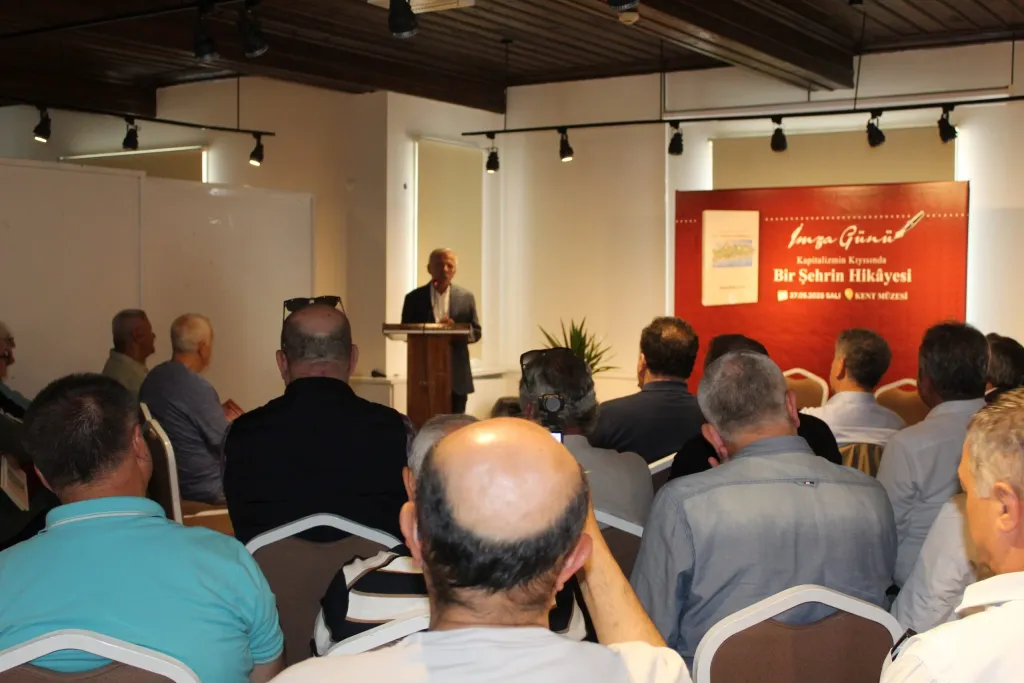 KOÇAL İMZA GÜNÜNDE OKURLARLA BULUŞTU