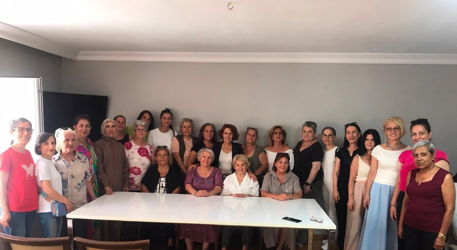 YENİ PARTİ KADINLARIN GÜCÜYLE BÜYÜYOR