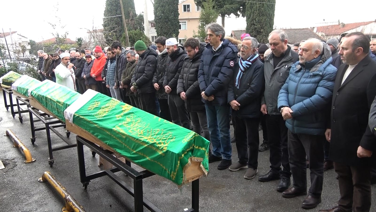 DEPREMDE ÖLEN AİLE YALOVA'DA DEFNEDİLDİ