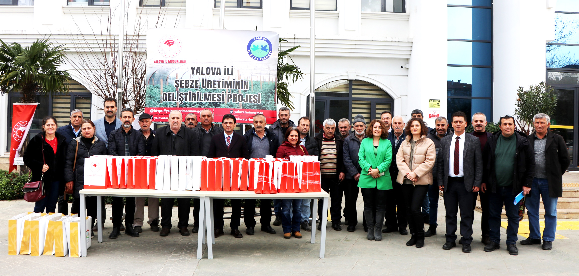 ÇİFTÇİLERE FASULYE TOHUMU DAĞITILDI