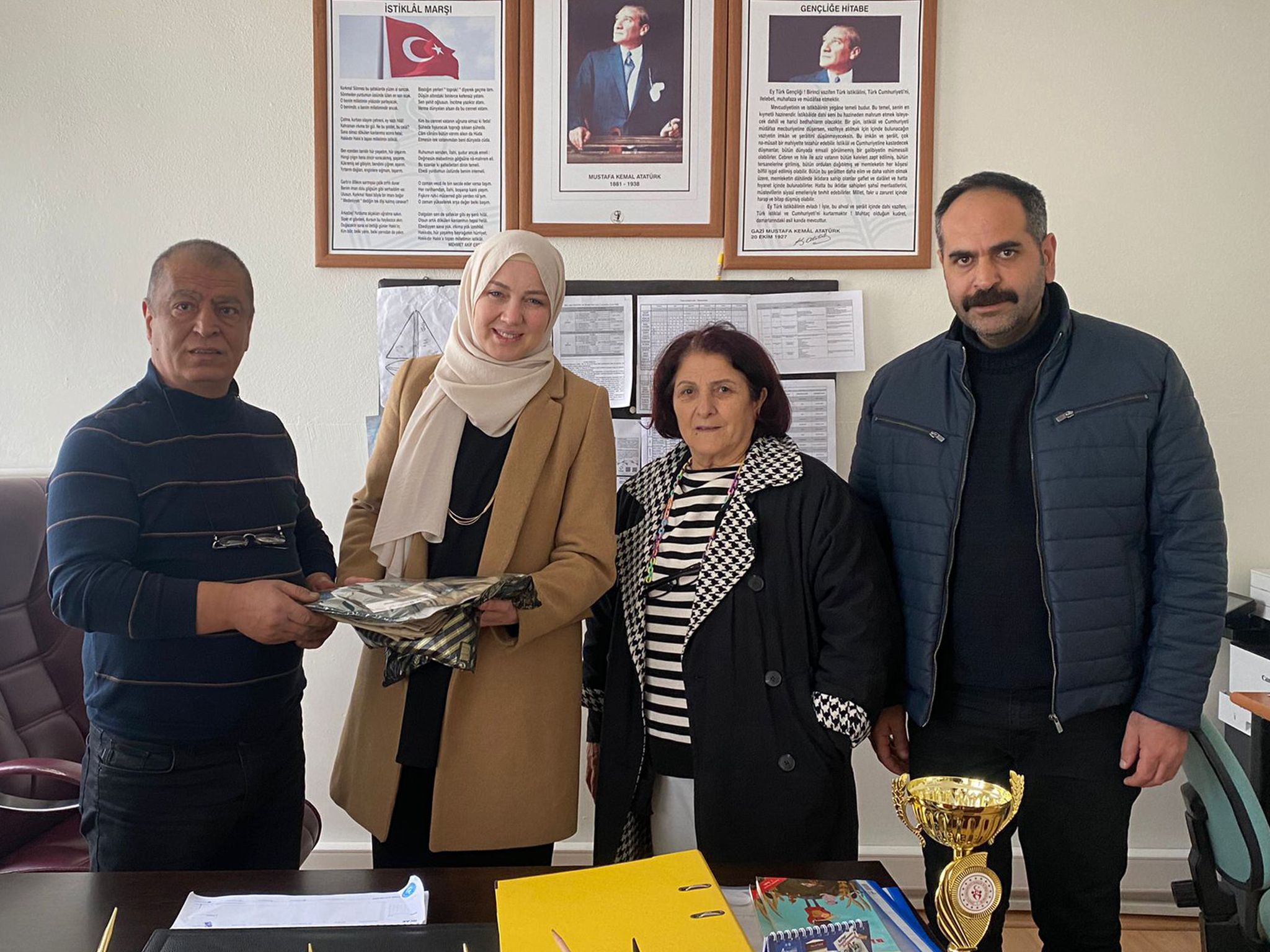 ÇINARCIK'DA DEPREMZEDE ÖĞRENCİLERE YARDIM