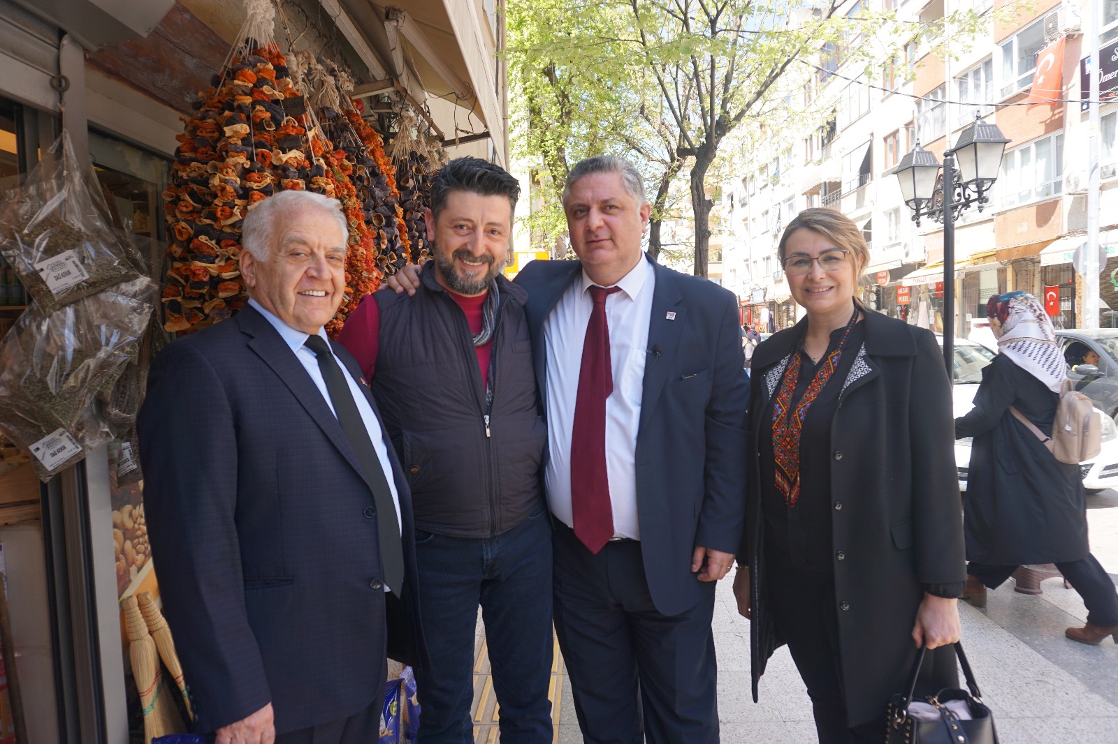 CHP ADAYLARI SOKAK SOKAK GEZİYOR