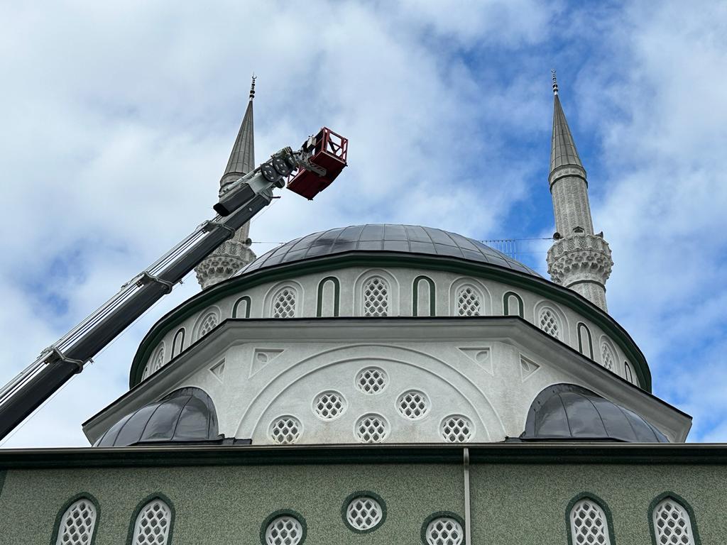 ALTINOVA'DA LEYLEKLERE ÖZEL YUVA 