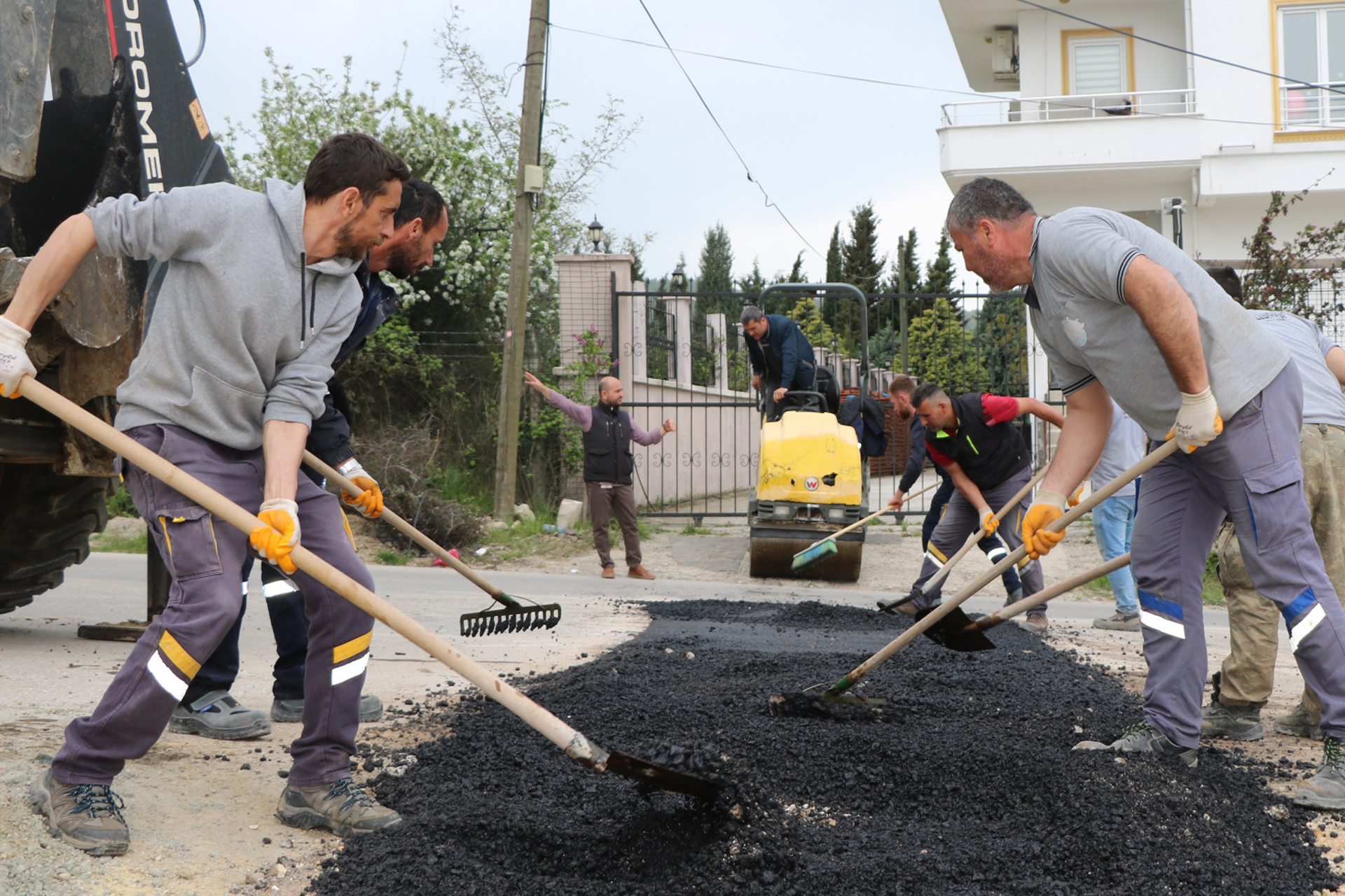 ÇINARCIK'DA ASFALT ONARIM ÇALIŞMALARI