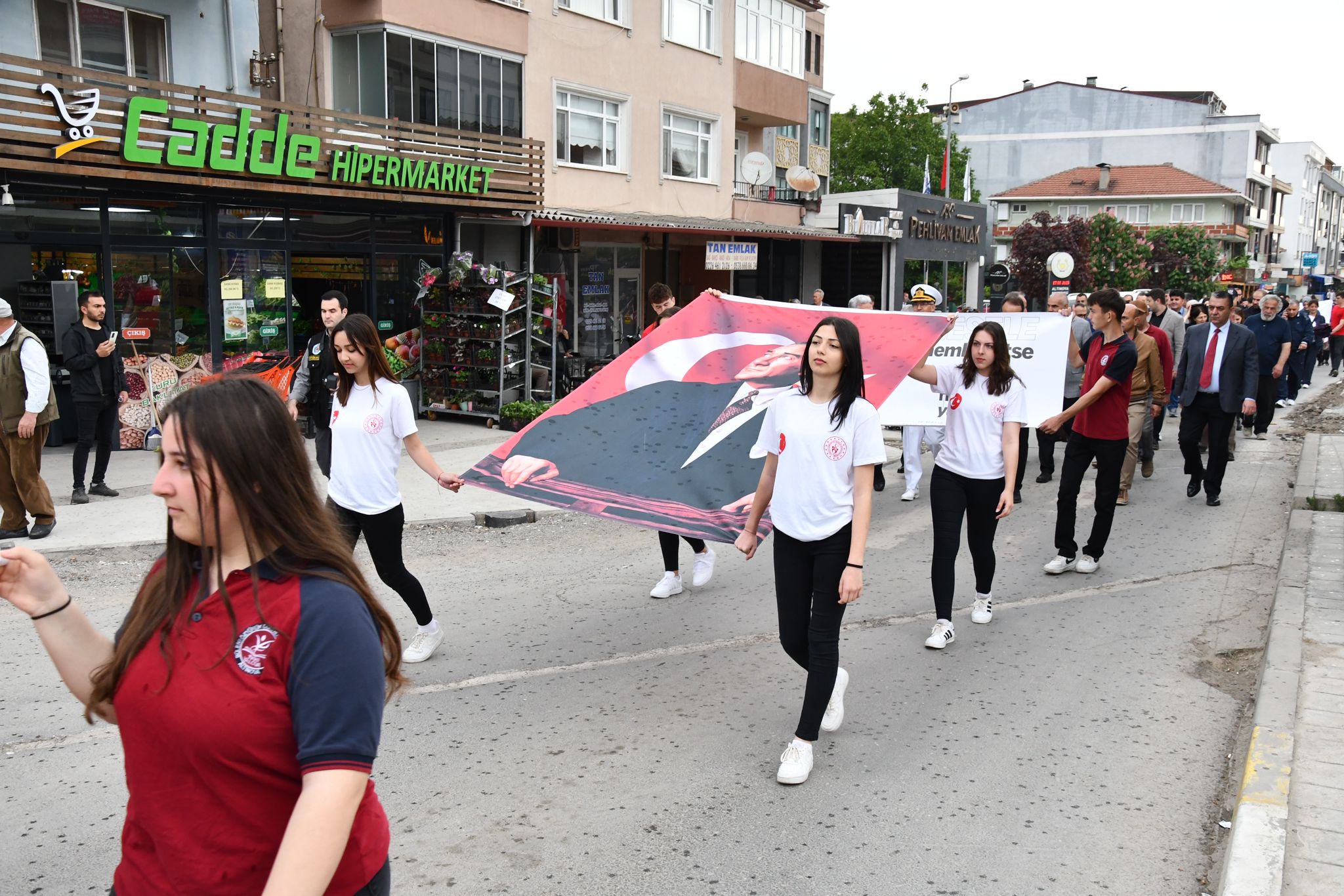 ALTINOVA'DA GENÇLİK YÜRÜYÜŞÜ YAPILDI