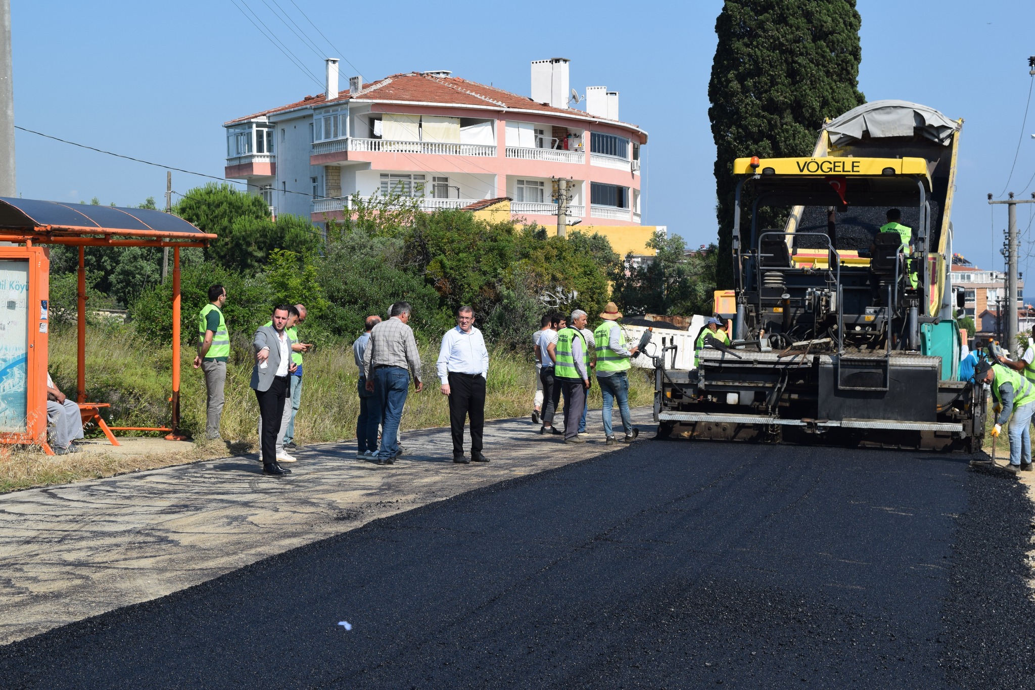 ARMUTLU'DA ASFALT ÇALIŞMALARI SÜRÜYOR