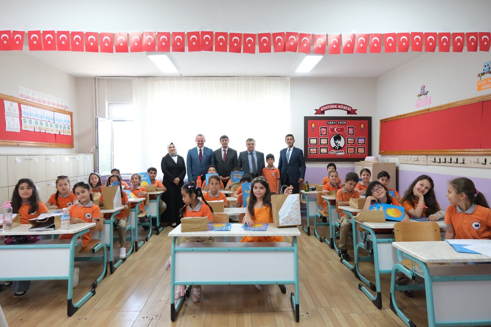 ÇİFTLİKKÖY’DE KARNE HEYECANI YAŞANDI