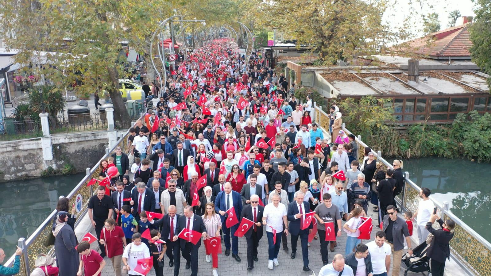 VALİLİK CUMHURİYET YÜRÜYÜŞÜ DÜZENLEDİ