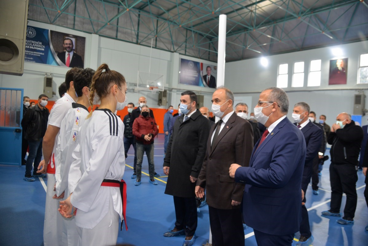 ALTINOVA KAPALI SPOR SALONU AÇILDI