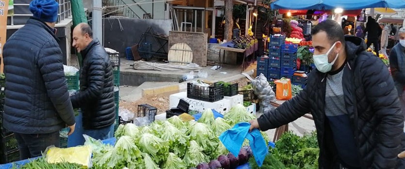 ÇINARCIK'DA ÇÖPLERİN YERLERE ATILMAMASI İÇİN ÇÖP POŞETİ 