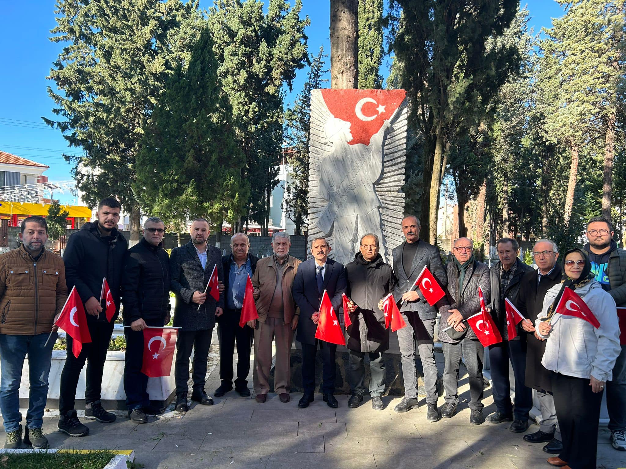 İYİ PARTİ'DEN ŞEHİTLİĞE ZİYARET YAPILDI