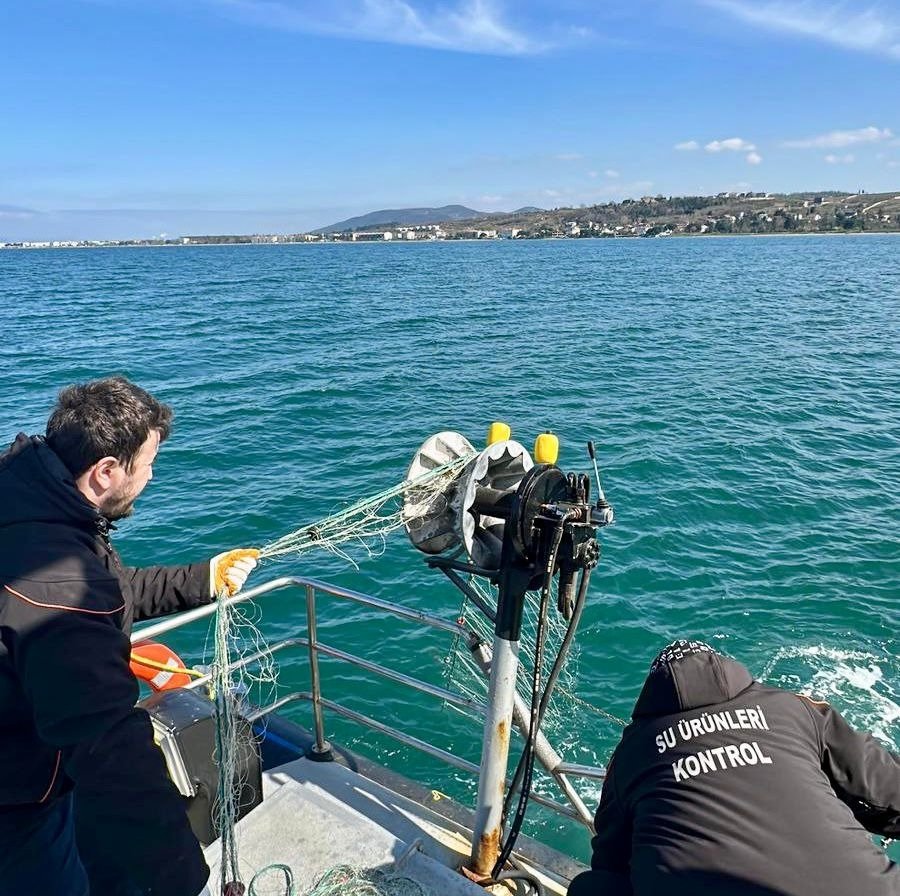 DENİZDE KACAK AVLANA SUÇ ÜSTÜ YAPILDI