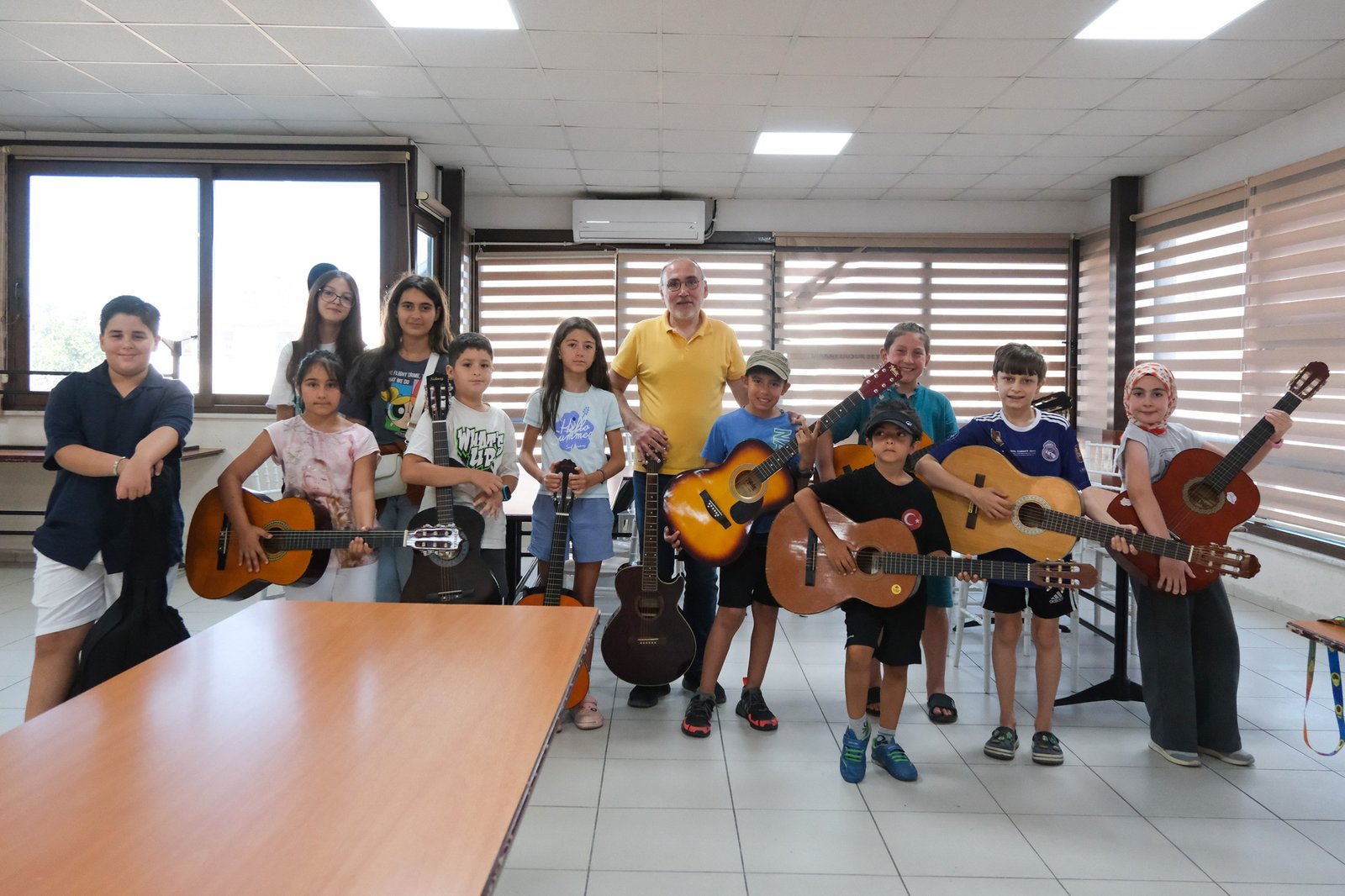 ÇİFTLİKKÖY'DE GİTAR KURSU İLGİ GÖRÜYOR