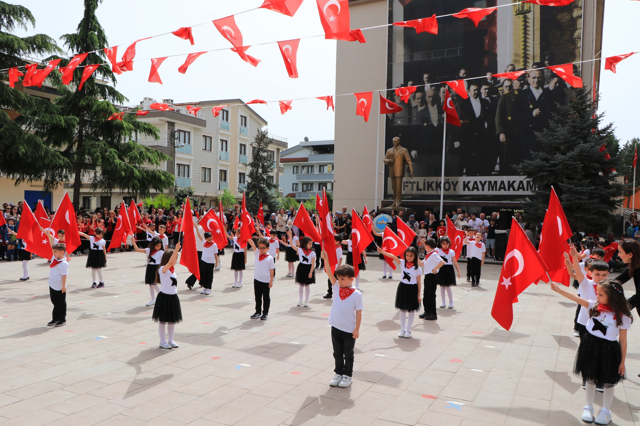 ÇİFTLİKKÖY'DE 23 NİSAN COŞKUSU