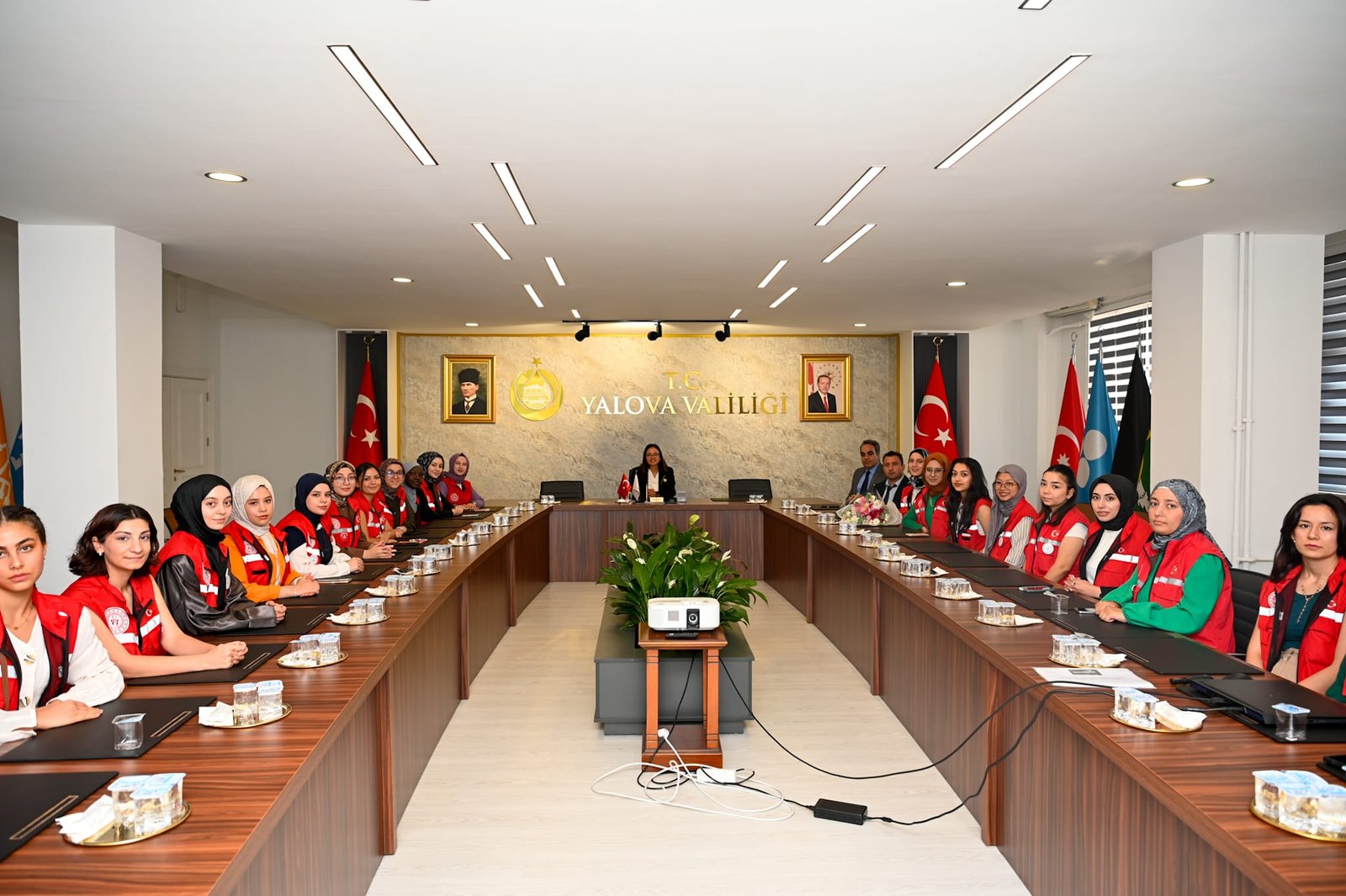 YALOVA VALİSİ KAYA GENÇLERİ AĞIRLADI