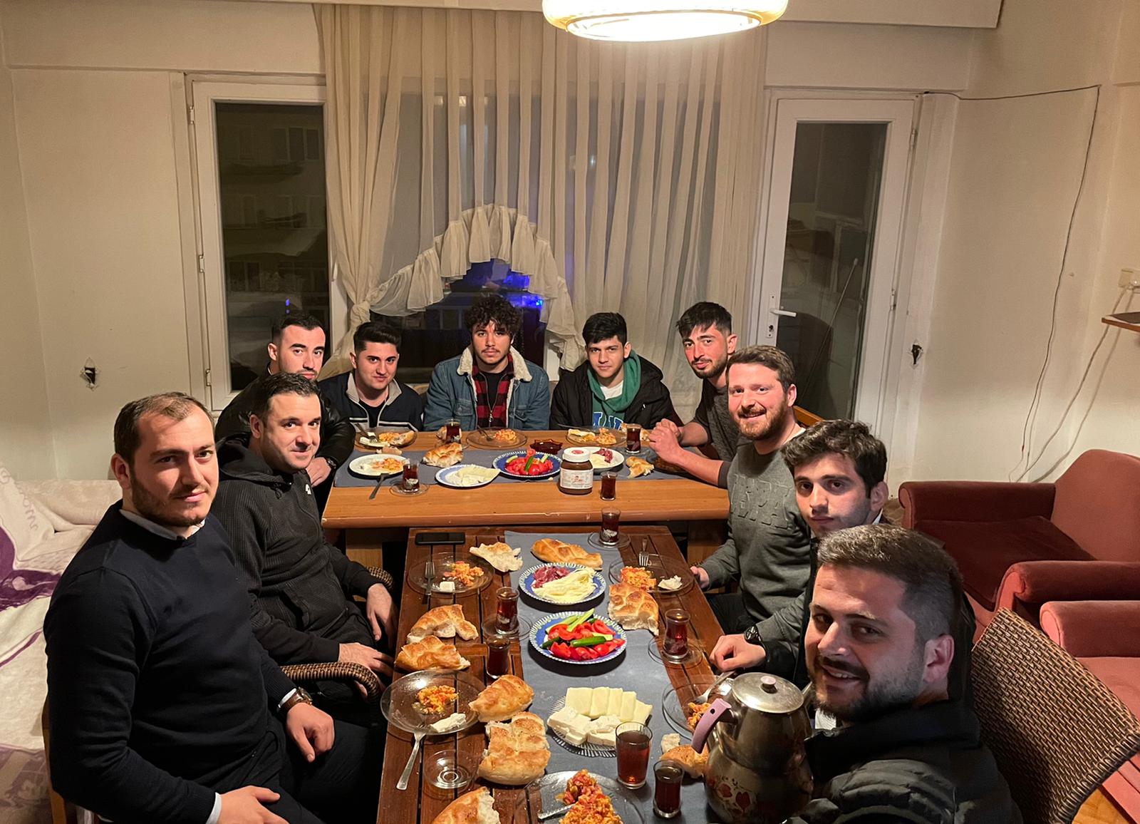 AK PARTİ ÖĞRENCİLERLE SAHUR'DA BULUŞTU