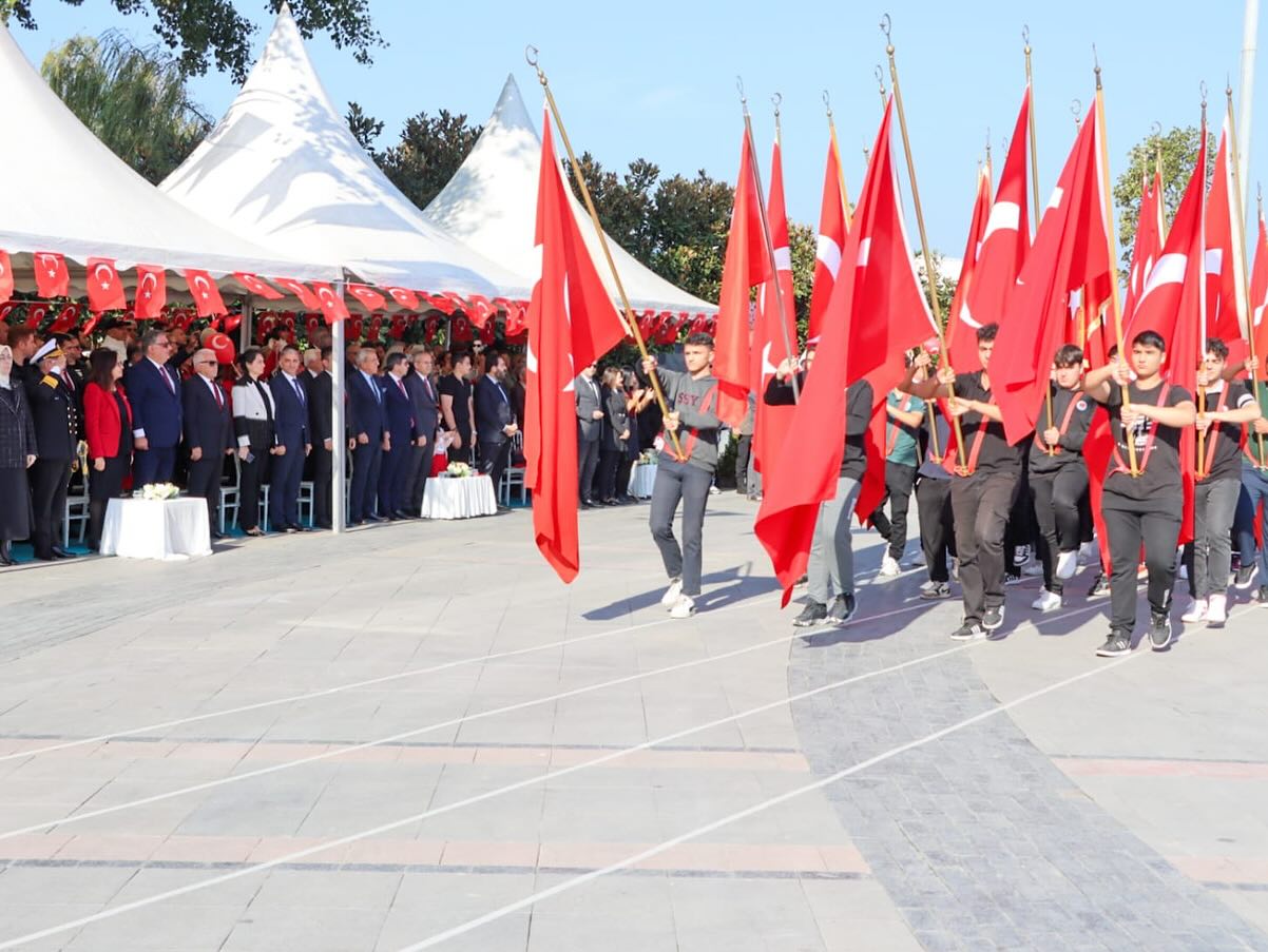 29 EKİM YALOVA'DA COŞKUYLA KUTLANDI