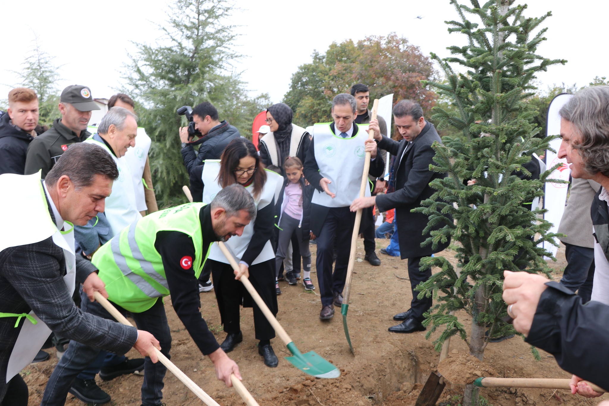 YALOVA'DA 3200 FİDAN TOPRAKLA BULUŞTU