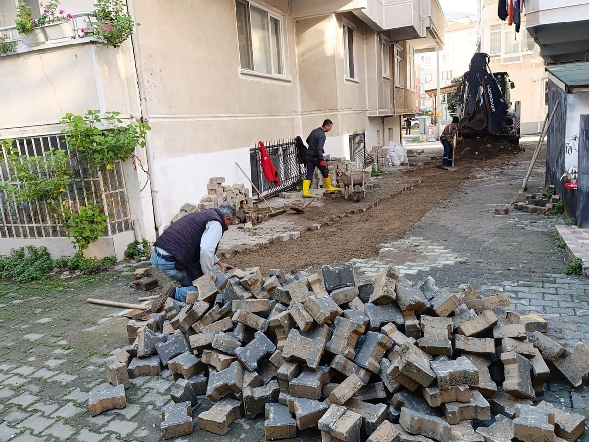 ÇINARCIK'TA BOZULAN YOLLAR ONARILDI