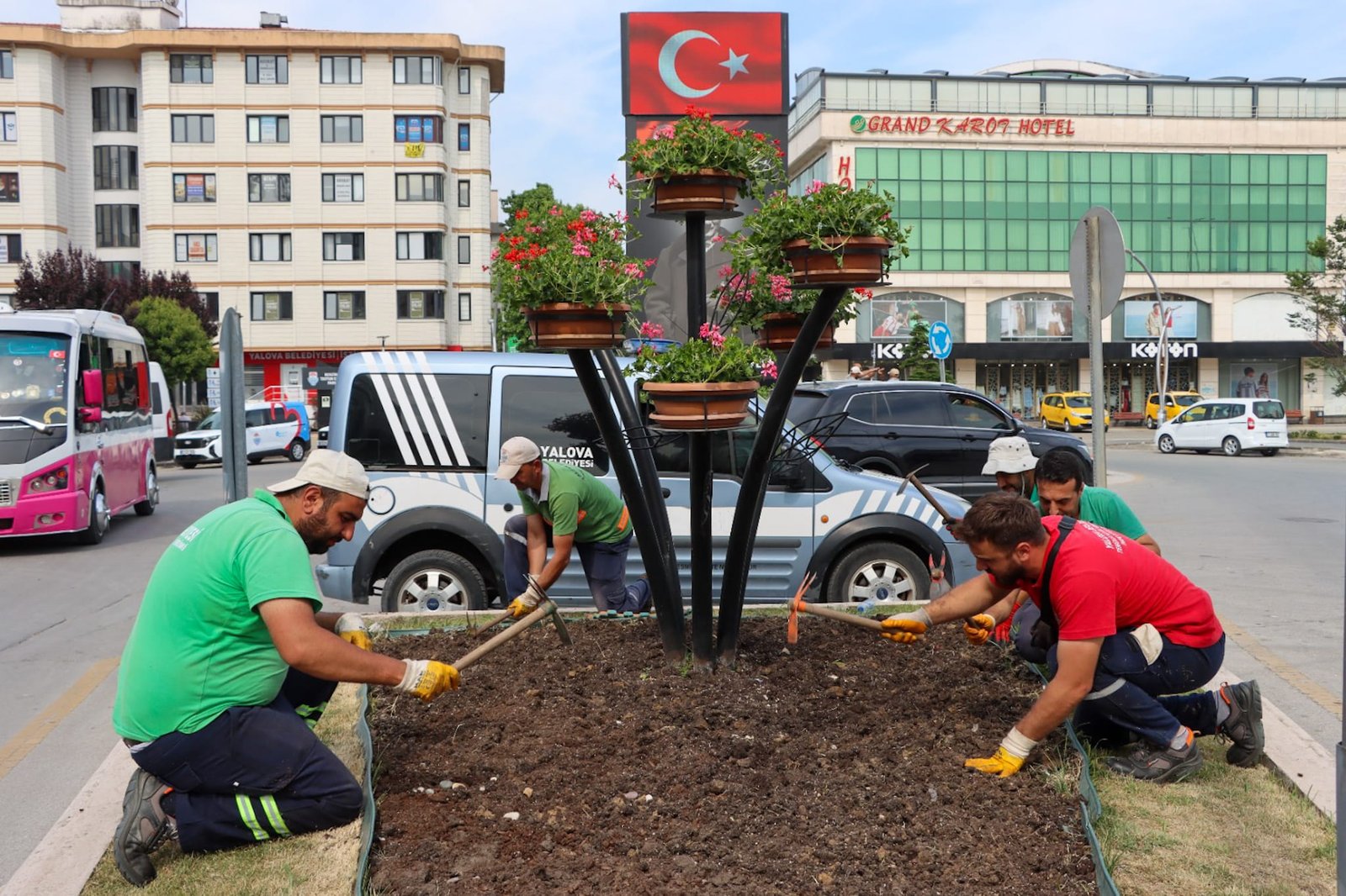 YALOVA’DA MEVSİMLİK ÇİÇEK EKİMİ BAŞLADI