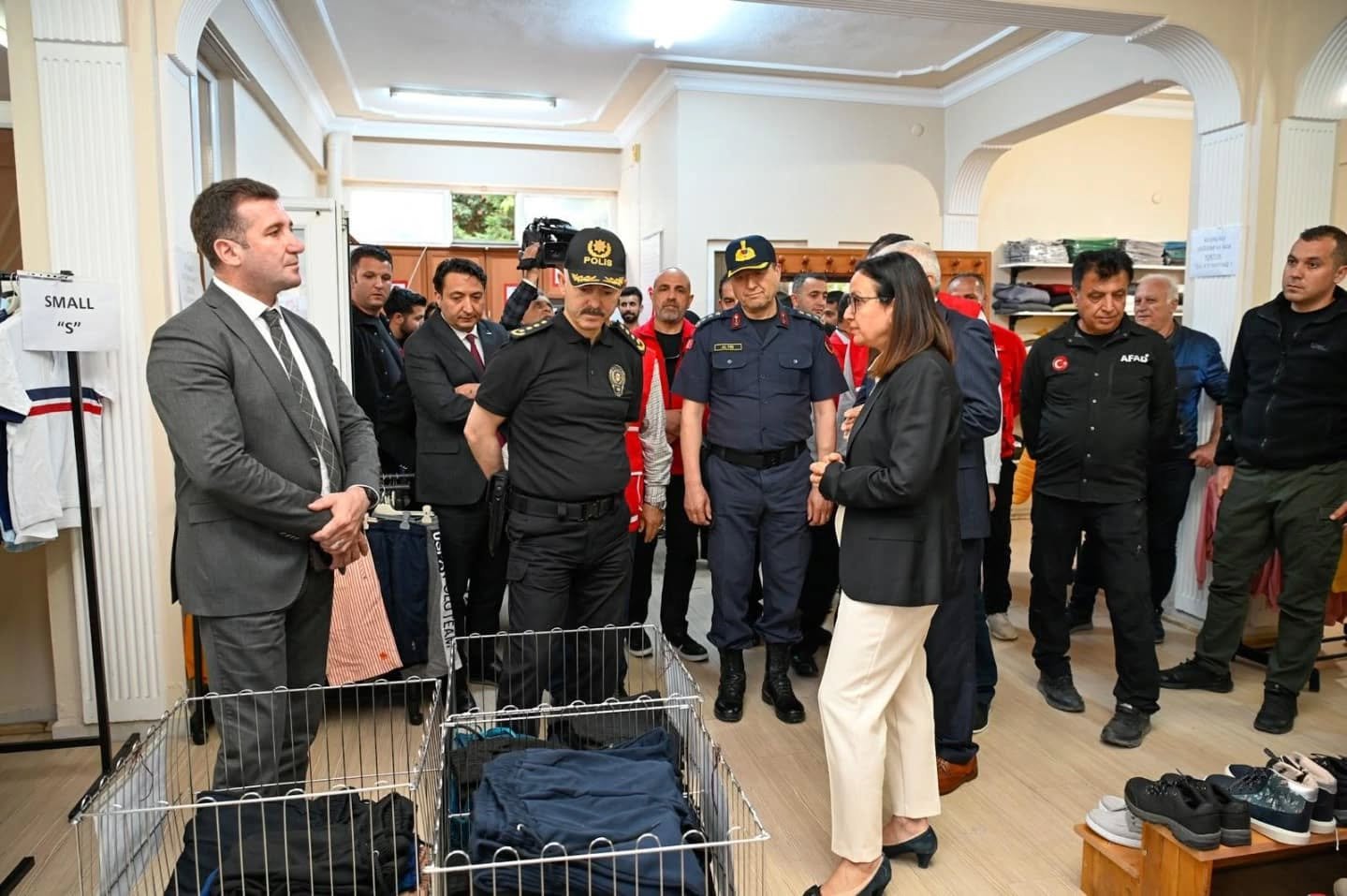 KIZILAY ÜCRETSİZ GİYİM MAĞAZASI AÇILDI