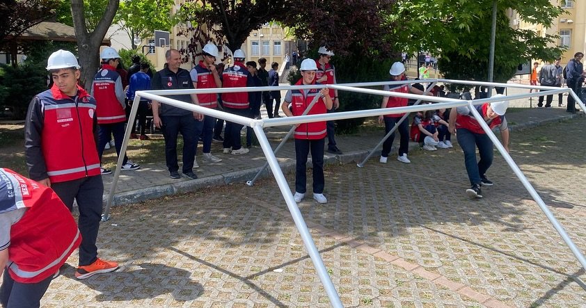 ÖĞRENCİLER AFAD ÇADIRI KURMAYI ÖĞRENDİ