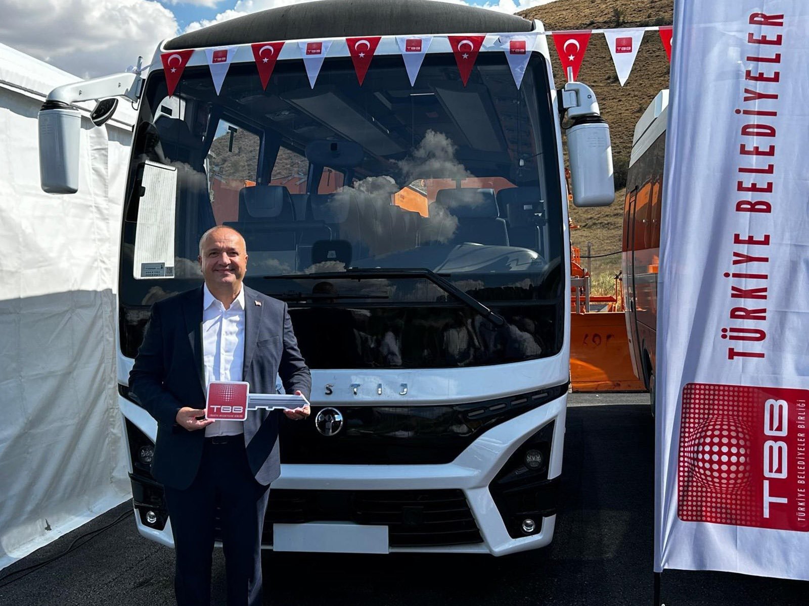 ÇINARCIK BELEDİYESİNE TBB'DEN HİBE ARAÇ