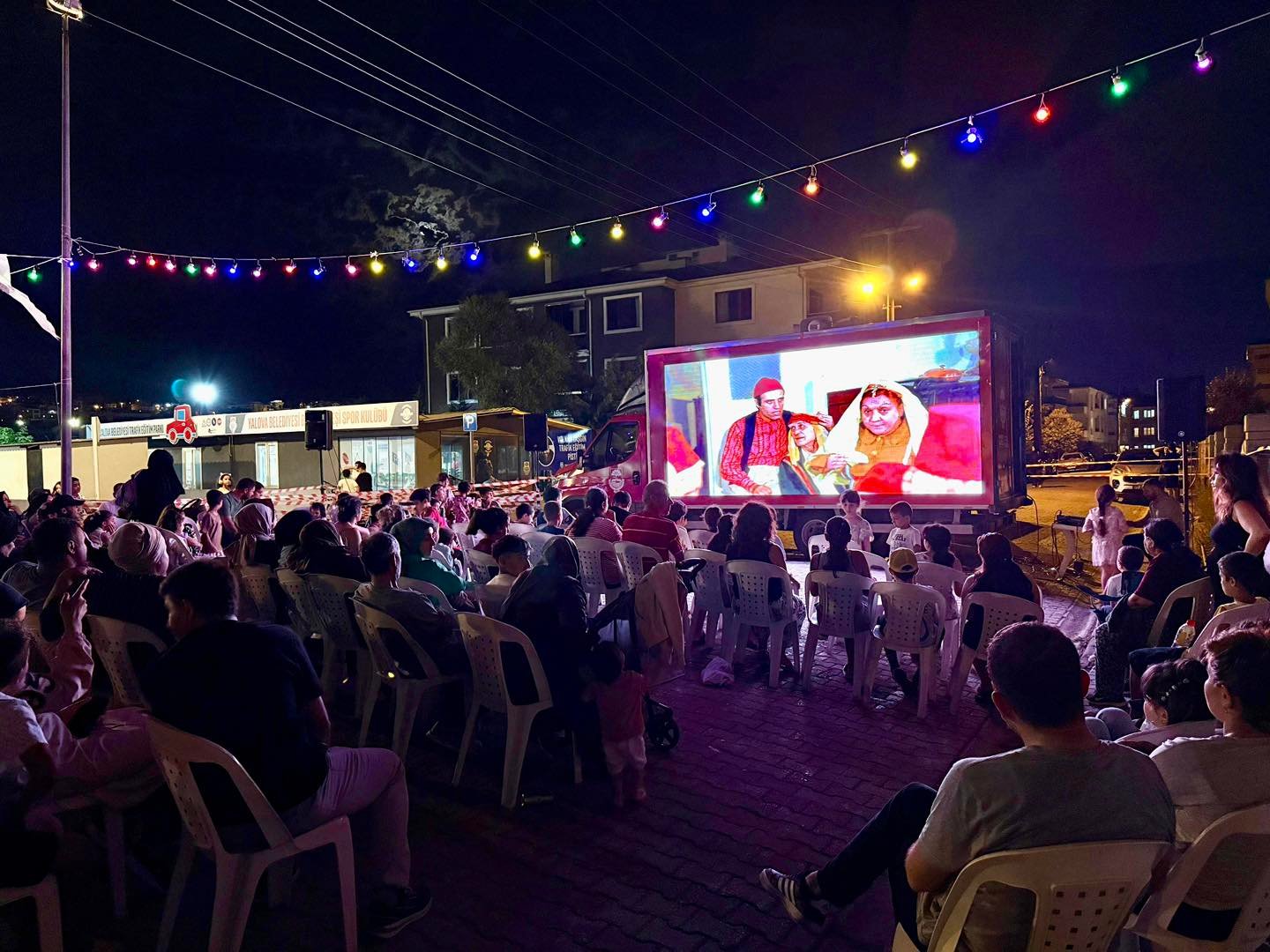 AÇIK HAVA SİNEMA ETKİNLİĞİ SÜRÜYOR 