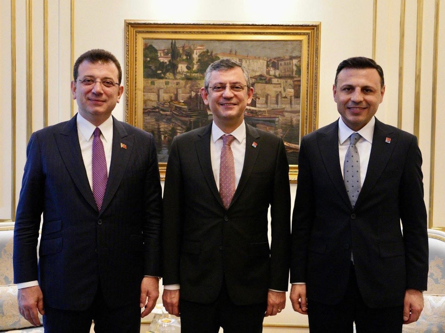 CHP İSTANBUL YÖNETİMİNİN GÖREVDEN ALINMASINA TEPKİ